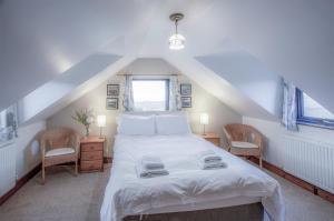 Stormy Castle - 6 Bedroom Sleeps 14 - Llangennith