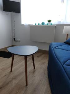 Appartements Studio cosy - proche gare & centre-ville - stationnement - cour interieure table & chaises : photos des chambres