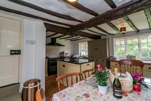 Yew Tree Cottage- Sleeps 12 Garden & Pet-Friendly