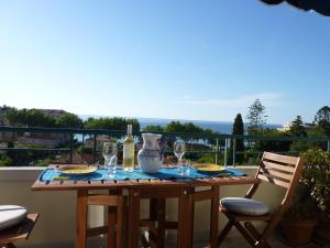 Neptune 5, top floor studio, sea view