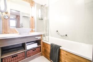 Newly redecorated 2-bed ski-in ski-out family apartment