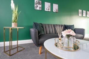 Stylish 3BR Home, Sleeps 5, Contractor Stay-Friendly, Near M25, Free Parking