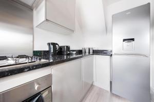Stylish 3BR Home, Sleeps 5, Contractor Stay-Friendly, Near M25, Free Parking