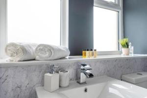 Modern 3 Bedroom Home with WiFi - Ideal for Relocation-Near M25, Free Parking