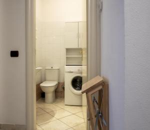 Zimmer mit Queensize-Bett und Gemeinschaftsbad