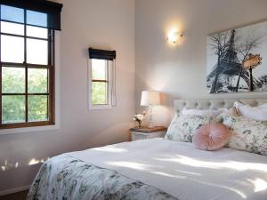 French Cottage- 2 bedrooms with huge spa