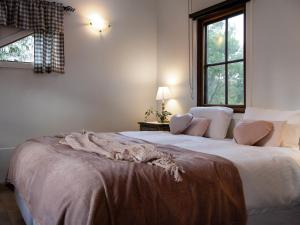 French Cottage- 2 bedrooms with huge spa