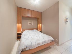 Studio Zeeflat with parking and shared pool by Interhome