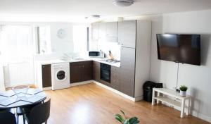 Large Ground Floor Pet Friendly 2 Bedroom Apartment with FREE Parking - 4-star hotels in Loughborough