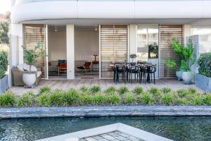 TE- Luxury resort, front line beach, families only