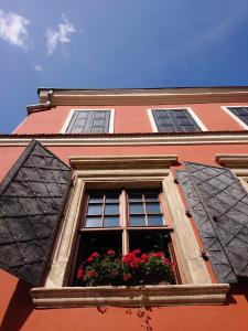 Вірменський дворик Armenian courtyard