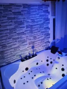 Chambre meublée indépendante, jacuzzi dans la chambre à 60110 Amblainville près de Paris - Méru