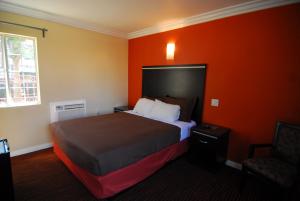 Deluxe Queen Room with One Queen Bed Non-Smoking room in Studio City Inn