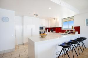 Resort style 3br unit w huge entertainers balcony