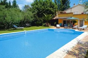 Pretty Provençal style holiday home with communal pool, Noves - Noves