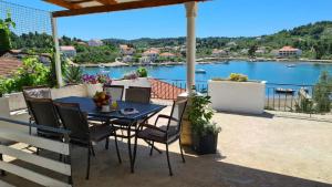 Apartment Sunny - 50 m from sea