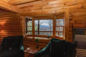 Treetops Cabin easy to Asheville with fast wifi and great view