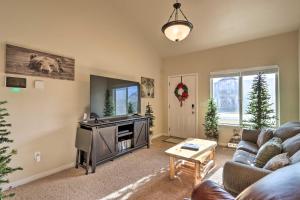 Donnelly Townhome with Mtn Views and Fire Pit!