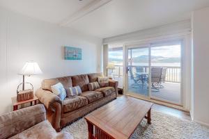 Lakeside Mountain Retreat