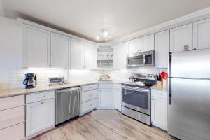 Lakeside Mountain Retreat