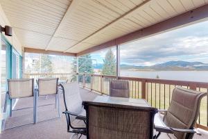 Lakeside Mountain Retreat