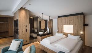 One-Bedroom Apartment with Balcony
