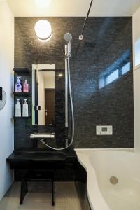 HAT Huruichi, near from Nara park, more than 5 parking space, 築3年の一軒家,駐車場5台以上可,グループでの宿泊に