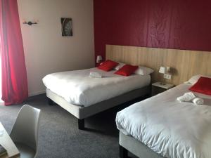 Hotels Logis Hostellerie Du Cheval Blanc : Chambre Triple