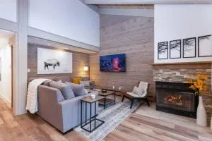 Updated 3 BR, 2 BA with Pool & Hot Tub - Stunning Mountain Views! - سنوماس