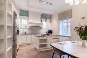 Luxury 2BDR Heart Of Old Town