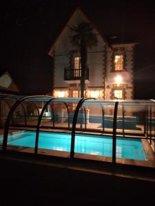 Villa bord de mer avec piscine couverte, bain nordique, salle de jeux.