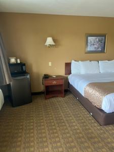 Standard King Bed room in GuestHouse Inn & Suites Montesano