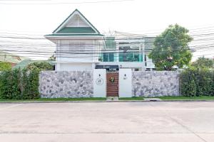 Stylish 2-Villa Combination by Hi At Home