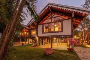 Aranyam Villa by StayVista with Modern wooden interiors, Kidszone, Indoor games & plunge pool - Kārli