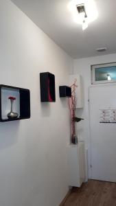 Vibrant Red Apartment I contactless Check-In