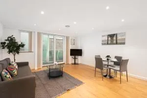 Skyvillion - Station Road Apartment with Balcony & Parking - 恩菲尔德