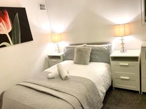 Central 1-Bed Apt Sleeps 4 5 mins to Station