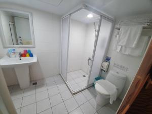 Phòng gia đình với phòng tắm riêng. (Family Room with Private Bathroom)