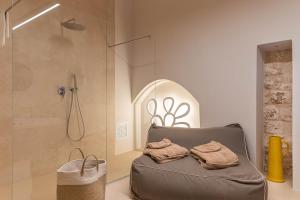 Zimmer mit Queensize-Bett und Whirlpool-Badewanne
