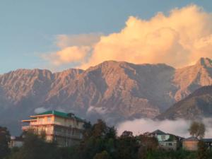 Vella Marina Group of Hotels Mount# Best Comfort Hotel#Free Parking-cricket stadium 10 km-Mcleodganj 2 km- Bhagsunag 4 km