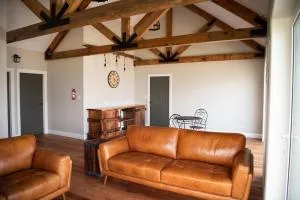 The Salty Bushman B&B - New Haven