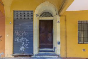 GuestHost - San Vitale University Center Apartment