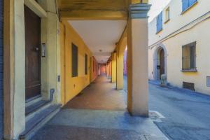 GuestHost - San Vitale University Center Apartment