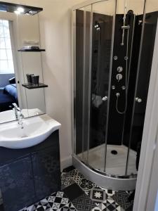 Vue du Château dExcideuil en chambres