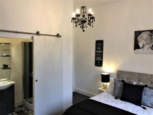 Vue du Château dExcideuil en chambres