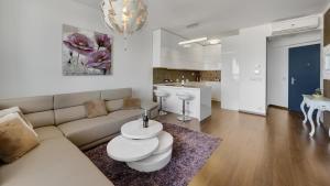 Panorama - Sunset and castle view, 22nd floor, garage, AC