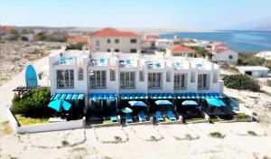 Atrium Blue Holiday House