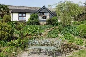 Greenswood Cottage - Cosy cottage, rural location, beautiful landscaped gardens with pond and lake - Hemborough Post