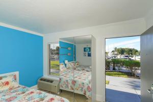 Room 127 - Waterfront, Heated Pool, Huge TV, Tiki Bar & Grill