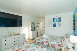 Room 127 - Waterfront, Heated Pool, Huge TV, Tiki Bar & Grill